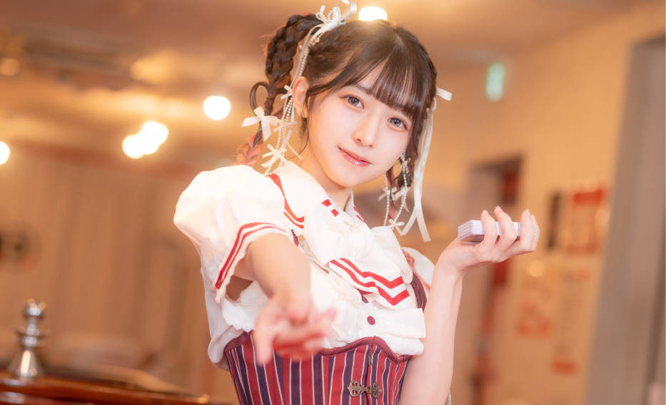 ポーカーを案内するメイドディーラー